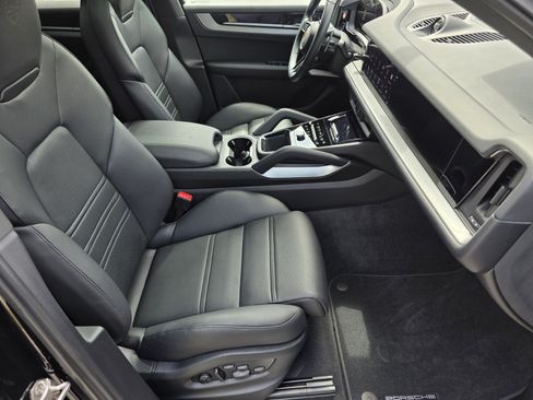 Used 2024 Porsche Cayenne AWD/4WD image 3