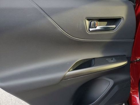 Used 2021 Toyota Venza XLE image 16