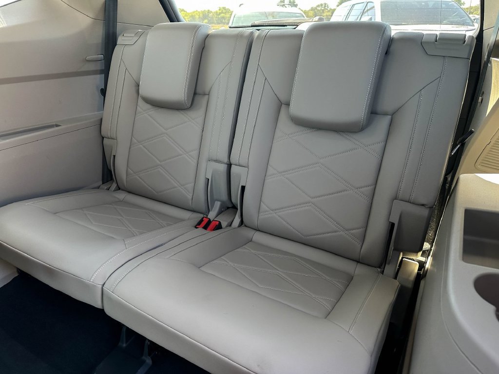 Used 2024 Volkswagen Atlas SE w/ Panoramic Sunroof Package FWD image 21