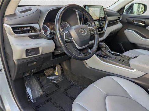 Used 2022 Toyota Highlander XLE image 10