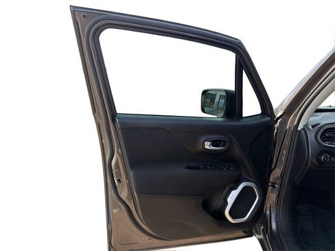 Used 2018 Jeep Renegade Latitude FWD image 20