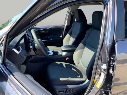 Used 2025 Toyota RAV4 XLE FWD image 8