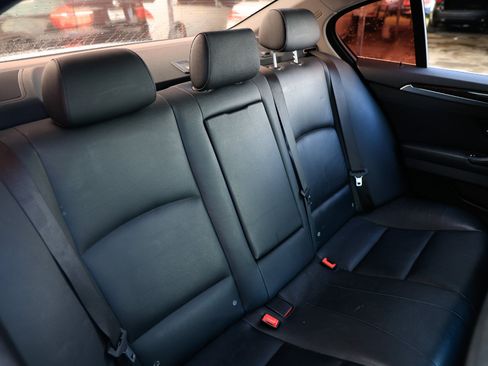 Used 2011 BMW 528i Sedan image 14