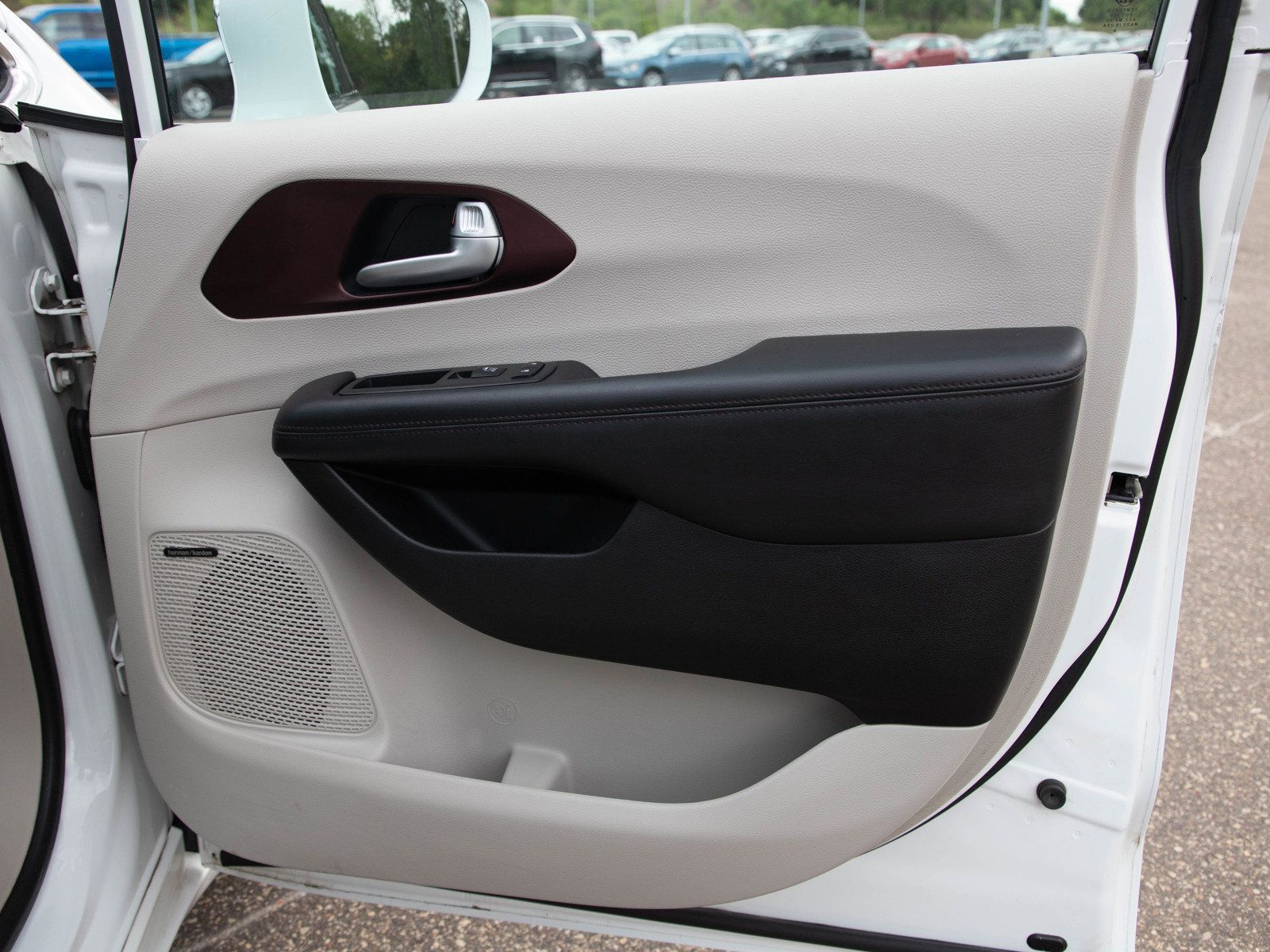 Used 2017 Chrysler Pacifica Limited FWD image 9