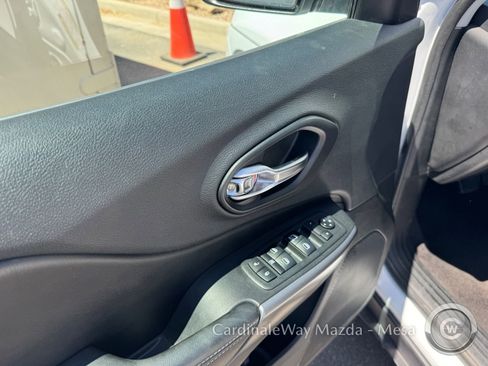 Used 2019 Jeep Cherokee Latitude w/ Popular Appearance Group AWD/4WD image 10