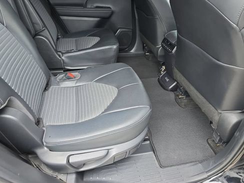 Used 2023 Toyota Highlander XSE FWD image 11