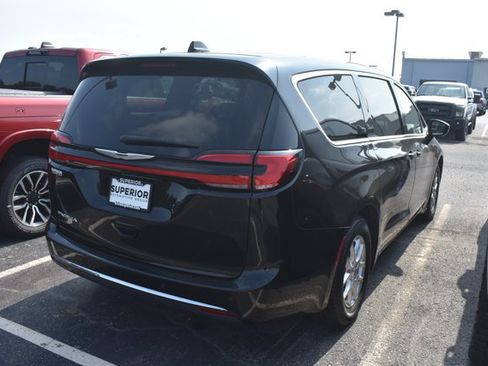 Used 2024 Chrysler Pacifica Touring-L FWD image 4