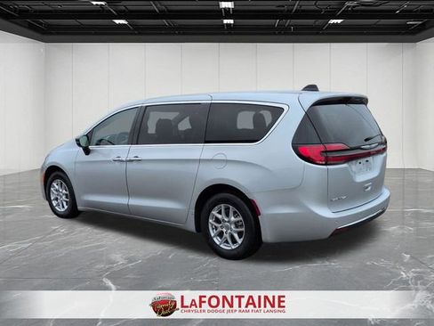Used 2024 Chrysler Pacifica Touring-L image 3