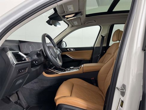 Used 2025 BMW X7 xDrive40i w/ Premium Package image 4