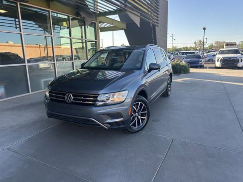 Used 2021 Volkswagen Tiguan SE w/ Panoramic Sunroof Package FWD image 2