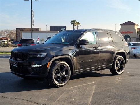 Used 2023 Jeep Grand Cherokee Limited w/ Black Appearance Package image 9