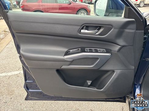 Used 2025 Nissan Pathfinder SL FWD image 61