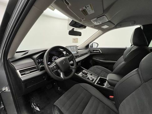 Used 2024 Mitsubishi Outlander SE image 9