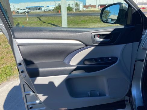 Used 2017 Toyota Highlander SE image 10