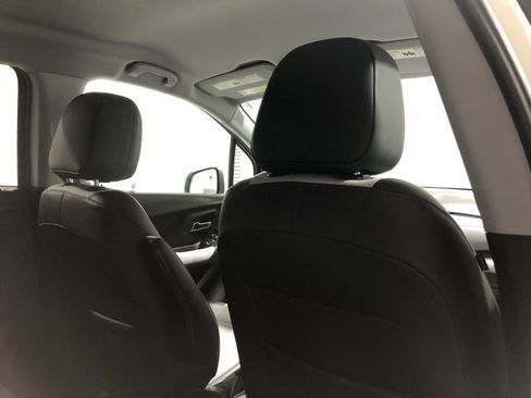 Used 2022 Chevrolet Trax LT w/ LT Convenience Package image 11