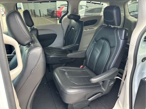 Used 2022 Chrysler Pacifica Touring-L FWD image 11
