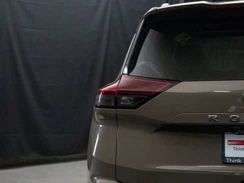 Used 2024 Nissan Rogue SV w/ SV Premium Package image 12