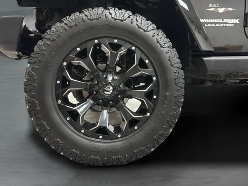 Used 2018 Jeep Wrangler Unlimited Sahara w/ Connectivity Group AWD/4WD image 30