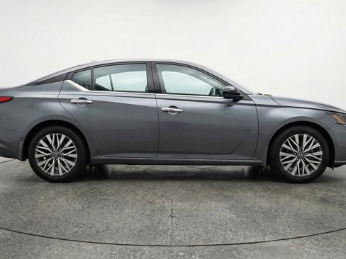 Used 2025 Nissan Altima 2.5 SV FWD image 11