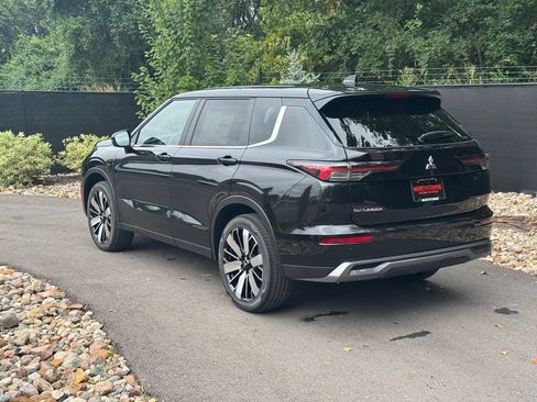 New 2025 Mitsubishi Outlander SE image 3