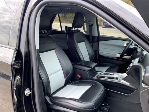 Used 2023 Ford Explorer XLT w/ Equipment Group 202A image 3