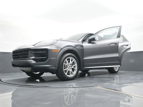 Certified 2025 Porsche Cayenne E-Hybrid Coupe image 31