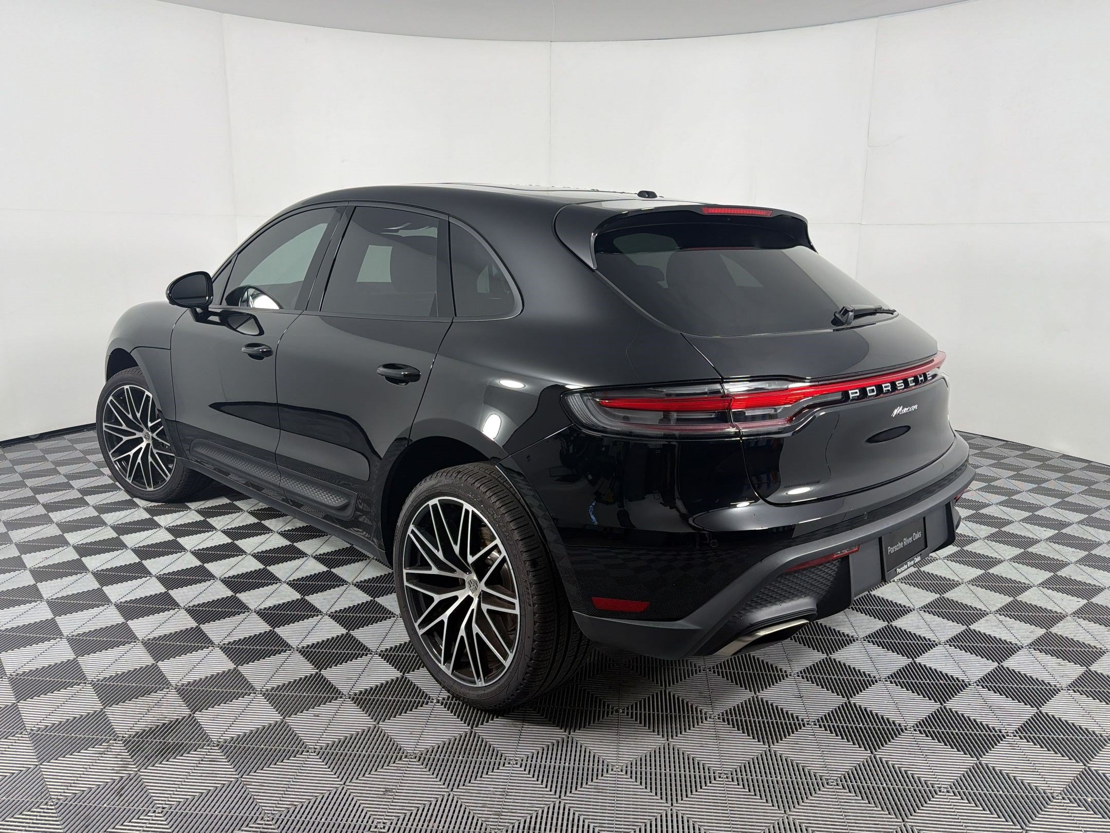 Certified 2026 Porsche Macan AWD/4WD image 3