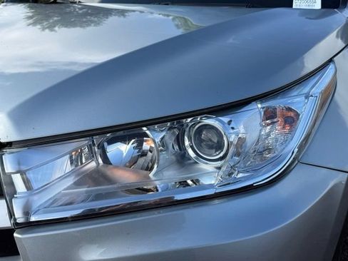 Used 2018 Toyota Highlander XLE AWD/4WD image 9