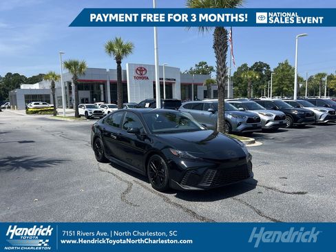 Used 2025 Toyota Camry SE FWD image 1