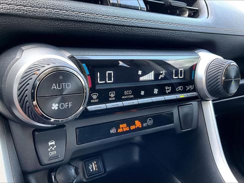 Used 2024 Toyota RAV4 LE AWD/4WD image 32