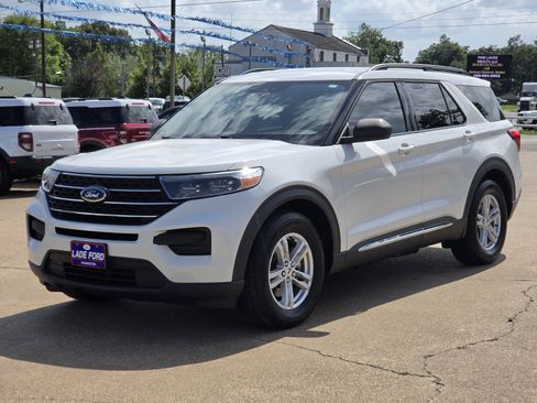 Used 2021 Ford Explorer XLT RWD image 3