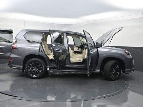 Used 2023 Lexus GX 460 Premium w/ Accessory Package AWD/4WD image 40