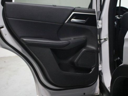 Used 2023 Mitsubishi Outlander SE image 30