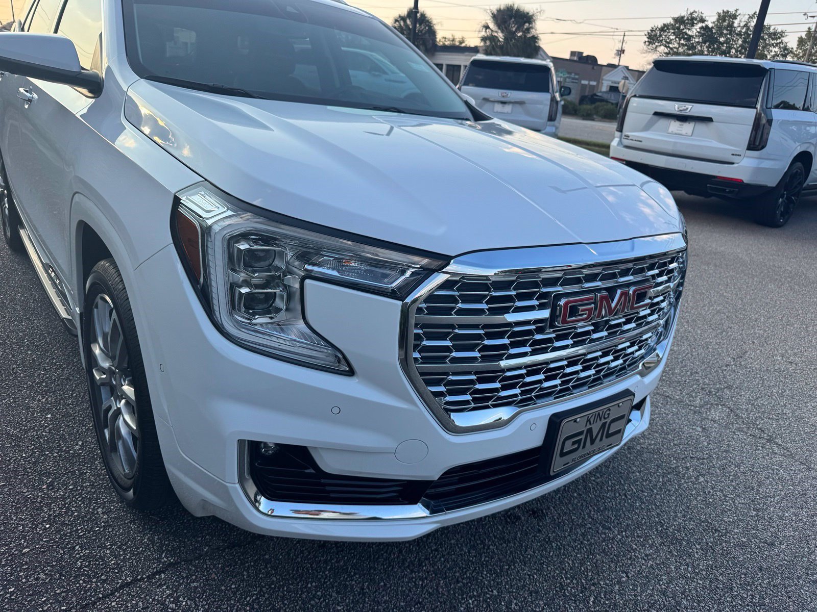 Used 2024 GMC Terrain Denali w/ Denali Premium Package AWD/4WD image 10