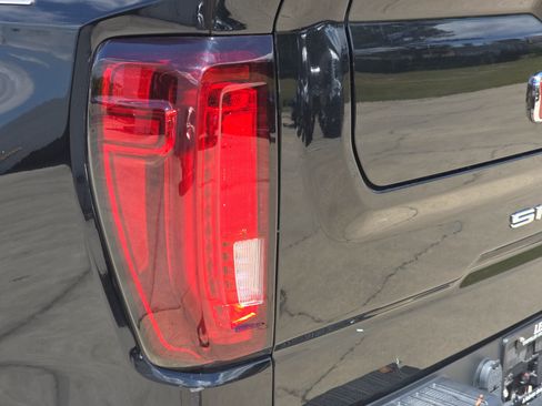 Used 2021 GMC Sierra 1500 SLT w/ SLT Premium Plus Package AWD/4WD image 33