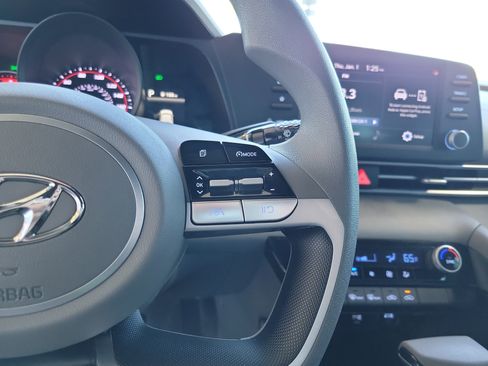 Used 2023 Hyundai Elantra SEL w/ Preferred Accessory Package image 18