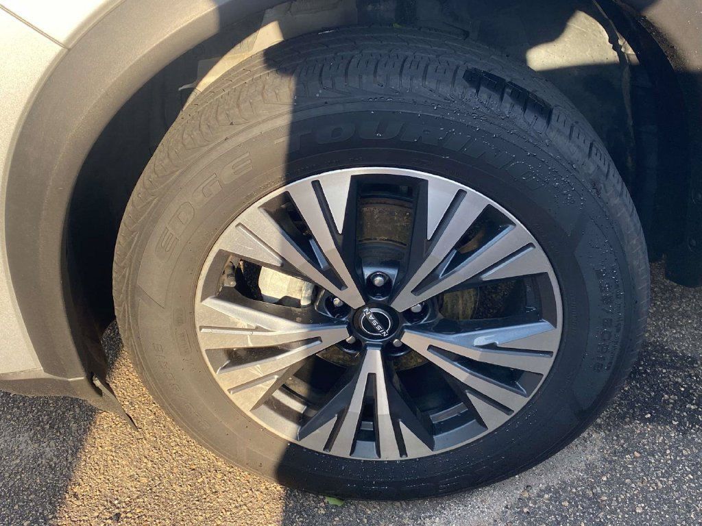 Used 2023 Nissan Rogue SV AWD/4WD image 4