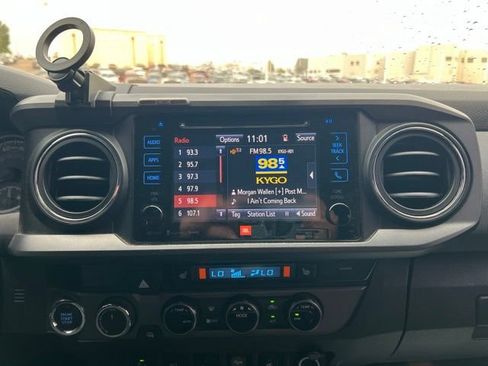 Used 2017 Toyota Tacoma TRD Sport AWD/4WD image 17