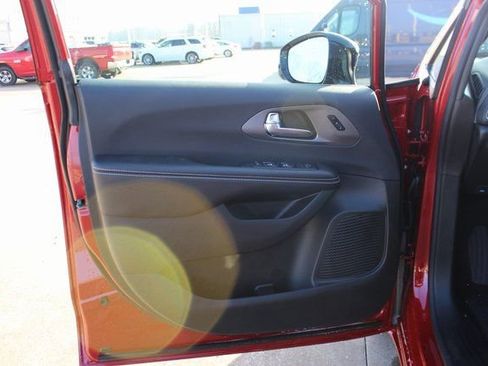 New 2026 Chrysler Pacifica Select image 8