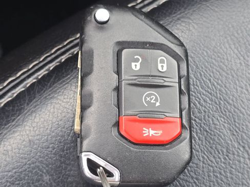Used 2019 Jeep Wrangler Unlimited Sahara AWD/4WD image 32