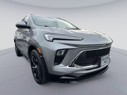 Used 2024 Buick Encore GX Sport Touring image 3