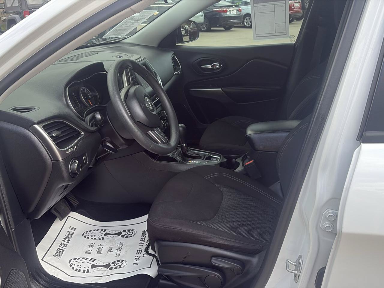 Used 2020 Jeep Cherokee Latitude FWD image 11