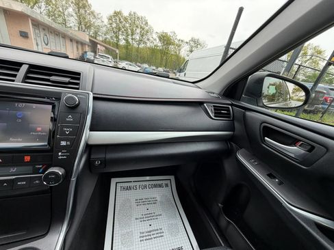 Used 2015 Toyota Camry SE w/ Moonroof Package FWD image 25