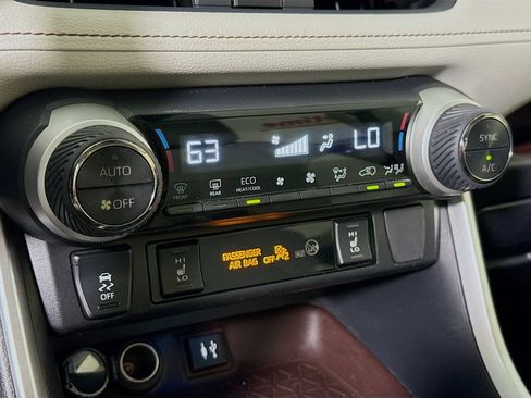 Used 2019 Toyota RAV4 Limited w/ Carpet Mat Package AWD/4WD image 6
