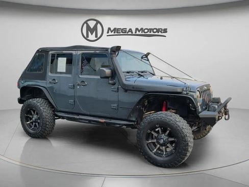 Used 2016 Jeep Wrangler Unlimited Rubicon w/ Connectivity Group AWD/4WD image 10