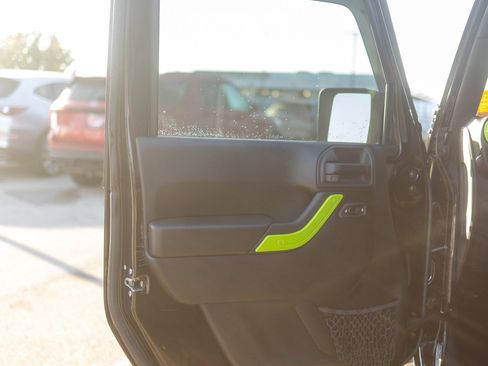 Used 2017 Jeep Wrangler Unlimited Sahara w/ Connectivity Group image 29