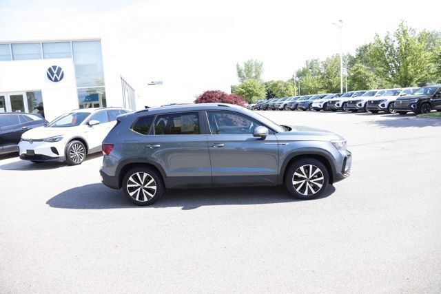 Used 2022 Volkswagen Taos SE w/ Panoramic Sunroof Package AWD/4WD image 2