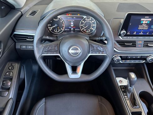 Used 2025 Nissan Altima 2.5 SV FWD image 30