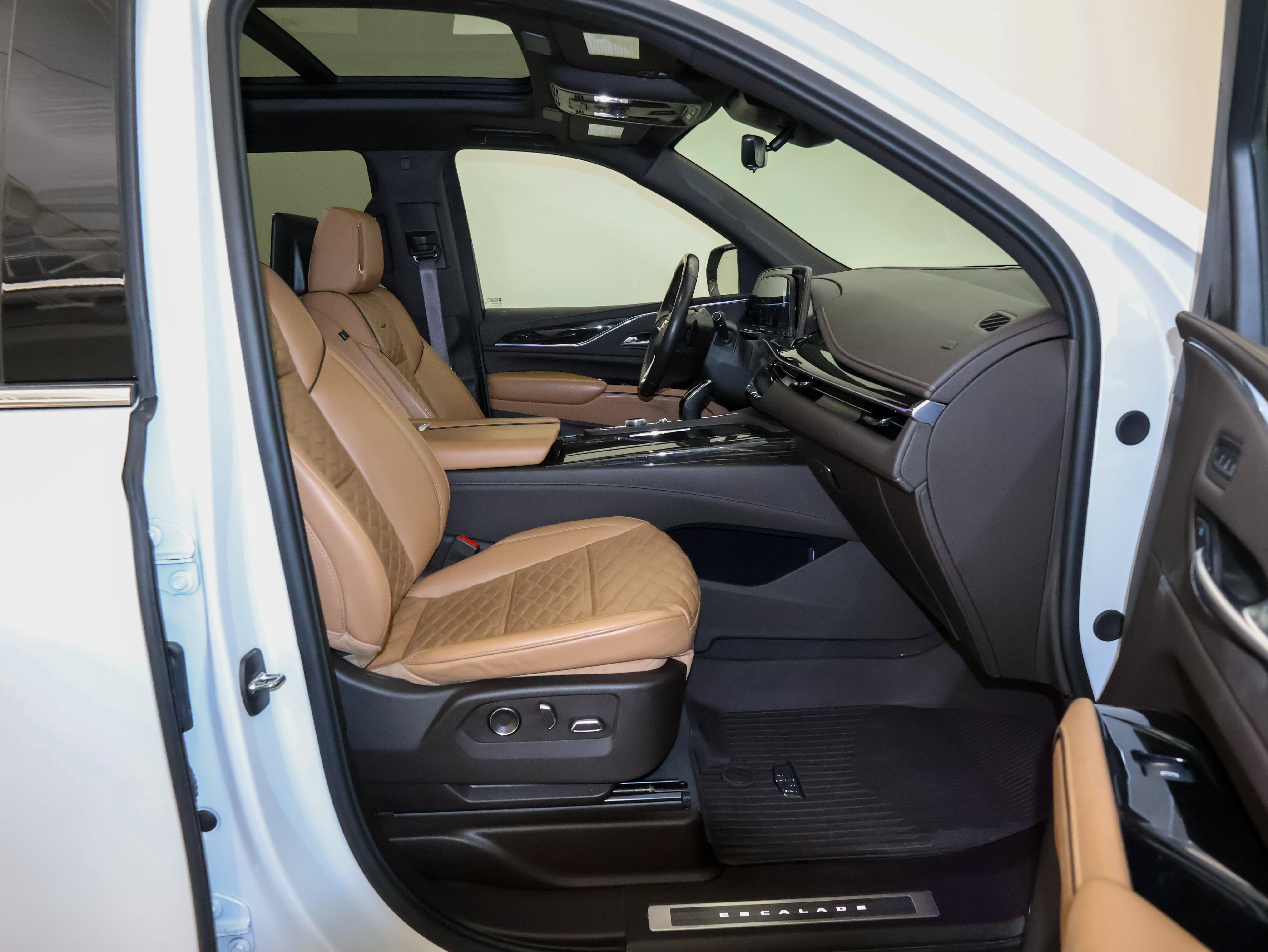 Used 2024 Cadillac Escalade Premium Luxury w/ Performance Package AWD/4WD image 62