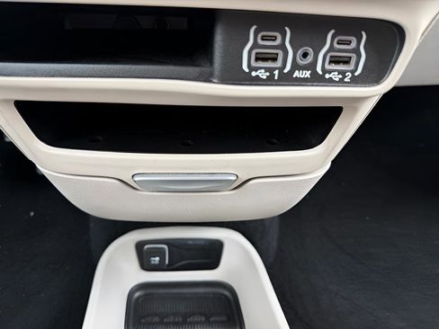 Used 2023 Chrysler Pacifica Touring-L FWD image 26